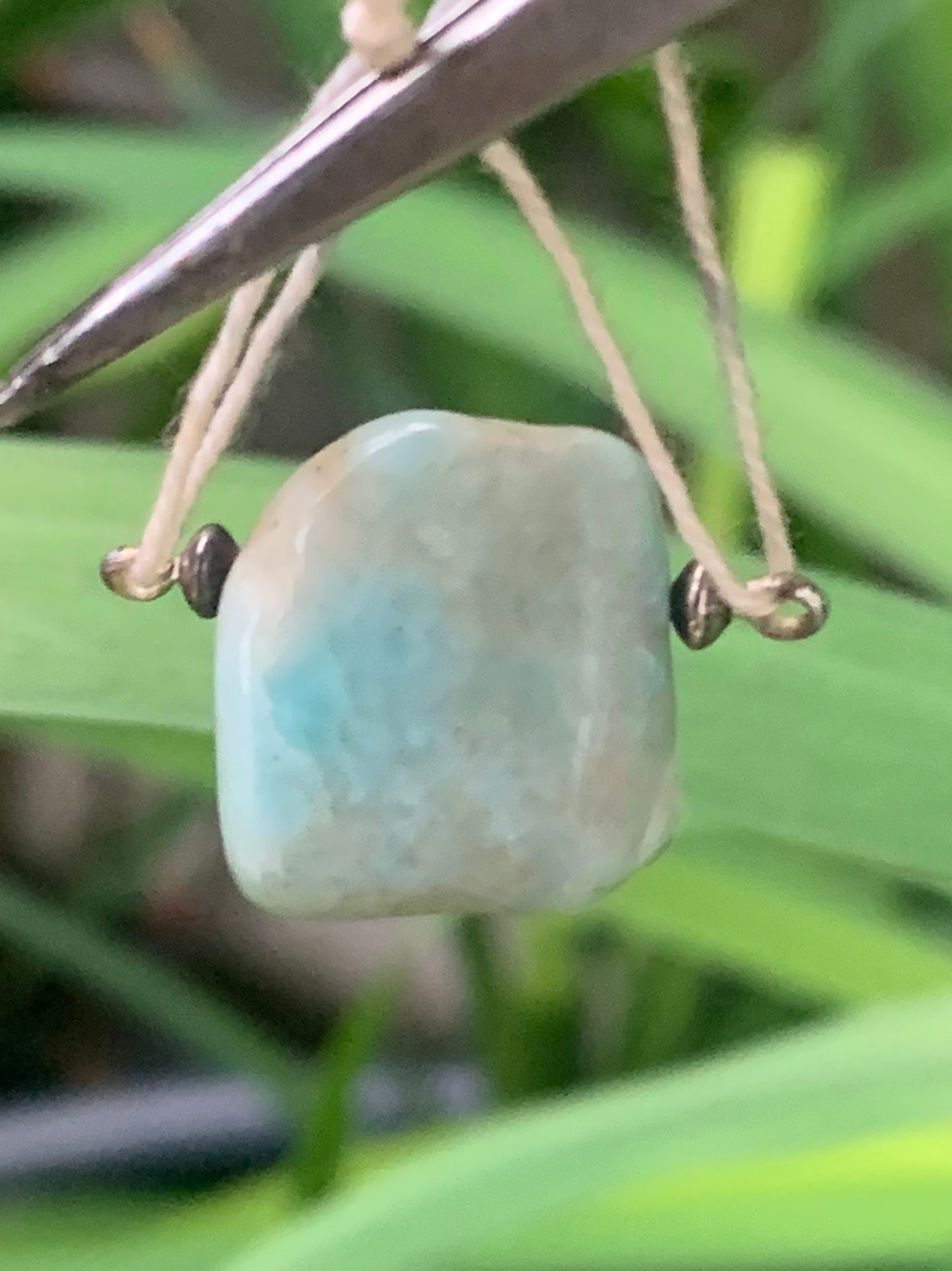 Larimar, pendentif en pierre naturelle à percement latéral. De 17 mm de hauteur x 15 de largeur x 14 d'épaisseur. Option chainette  !