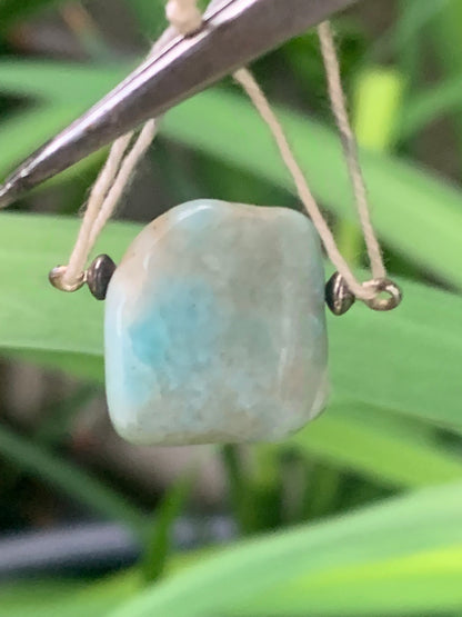 Larimar, pendentif en pierre naturelle à percement latéral. De 17 mm de hauteur x 15 de largeur x 14 d'épaisseur. Option chainette  !