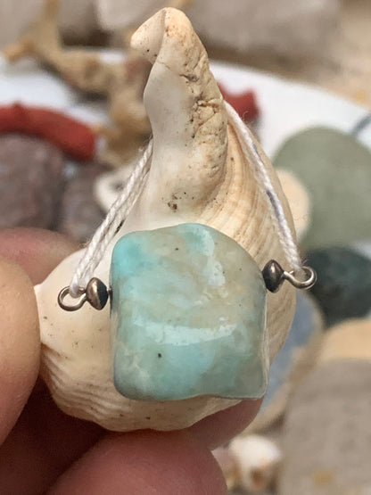 Larimar, pendentif en pierre naturelle à percement latéral. De 17 mm de hauteur x 15 de largeur x 14 d'épaisseur. Option chainette  !