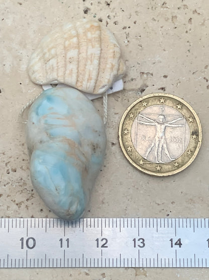 Larimar, pendentif en pierre naturelle à percement latéral. De 36 mm de hauteur x 22 de largeur x 17 d'épaisseur. Vendu avec cordon noir réglable !
