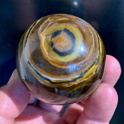 Sphère en Oeil de tigre, qualité AA - 53 millimètres Ø - 210,7 grammes