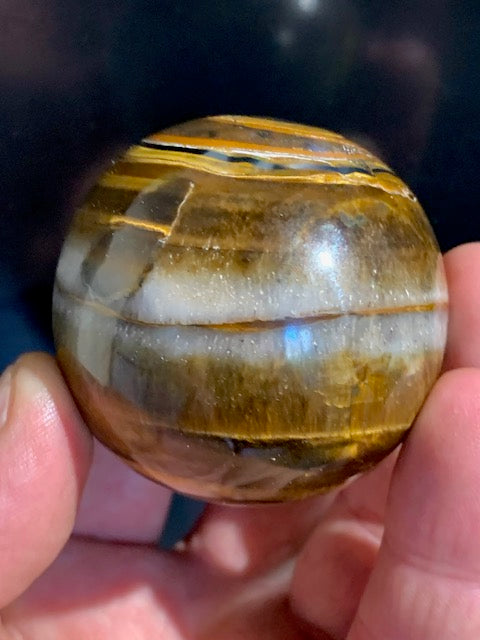 Sphère en Oeil de tigre, qualité AA - 53 millimètres Ø - 210,7 grammes