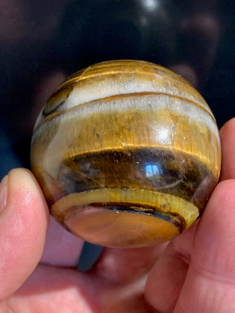 Sphère en Oeil de tigre, qualité AA - 53 millimètres Ø - 210,7 grammes
