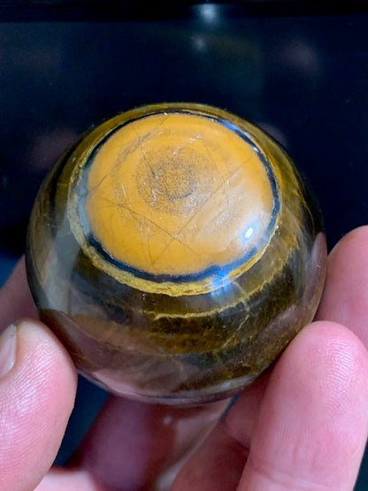 Sphère en Oeil de tigre, qualité AA - 53 millimètres Ø - 210,7 grammes