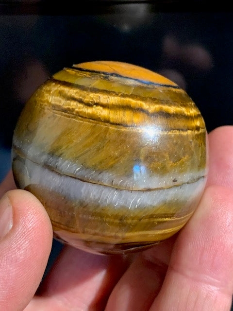 Sphère en Oeil de tigre, qualité AA - 53 millimètres Ø - 210,7 grammes