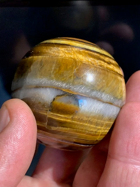 Sphère en Oeil de tigre, qualité AA - 53 millimètres Ø - 210,7 grammes