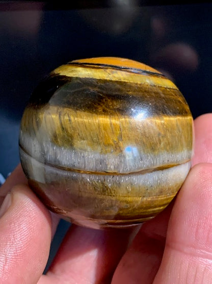 Sphère en Oeil de tigre, qualité AA - 53 millimètres Ø - 210,7 grammes