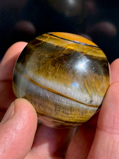 Sphère en Oeil de tigre, qualité AA - 53 millimètres Ø - 210,7 grammes