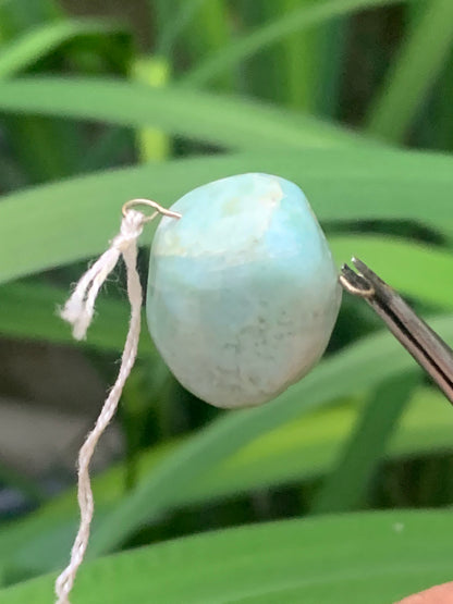 Larimar, pendentif en pierre naturelle à percement latéral. De 24 mm de hauteur x 18 de largeur x 13 d'épaisseur. Option chainette  !