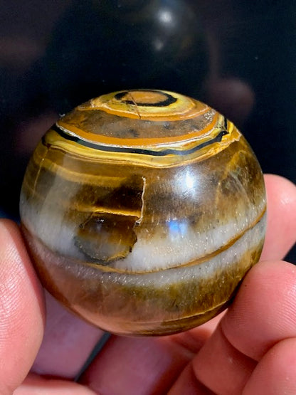 Sphère en Oeil de tigre, qualité AA - 53 millimètres Ø - 210,7 grammes