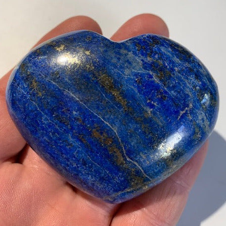 Lapis lazuli heart size L: 73 x 58 x 27 centimeters - 162.3 gr. Beautiful natural golden pyrite veins!