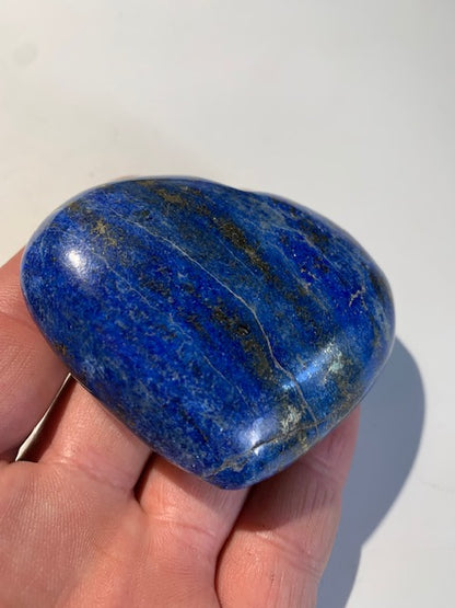 Lapis lazuli heart size L: 73 x 58 x 27 centimeters - 162.3 gr. Beautiful natural golden pyrite veins!