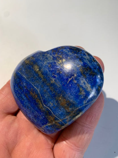 Lapis lazuli heart size L: 73 x 58 x 27 centimeters - 162.3 gr. Beautiful natural golden pyrite veins!