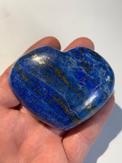 Lapis lazuli heart size L: 73 x 58 x 27 centimeters - 162.3 gr. Beautiful natural golden pyrite veins!