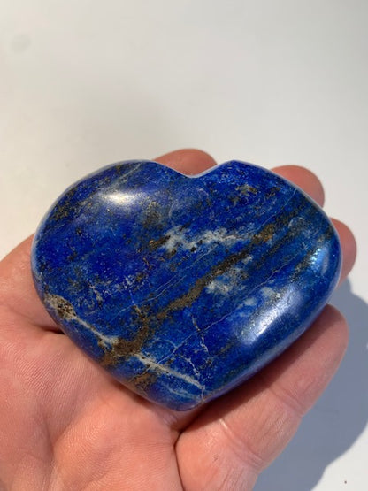 Lapis lazuli heart size L: 73 x 58 x 27 centimeters - 162.3 gr. Beautiful natural golden pyrite veins!
