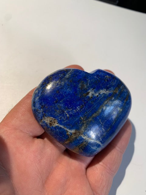 Lapis lazuli heart size L: 73 x 58 x 27 centimeters - 162.3 gr. Beautiful natural golden pyrite veins!