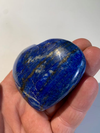 Lapis lazuli heart size L: 73 x 58 x 27 centimeters - 162.3 gr. Beautiful natural golden pyrite veins!