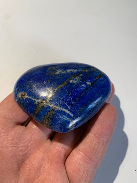 Lapis lazuli heart size L: 73 x 58 x 27 centimeters - 162.3 gr. Beautiful natural golden pyrite veins!