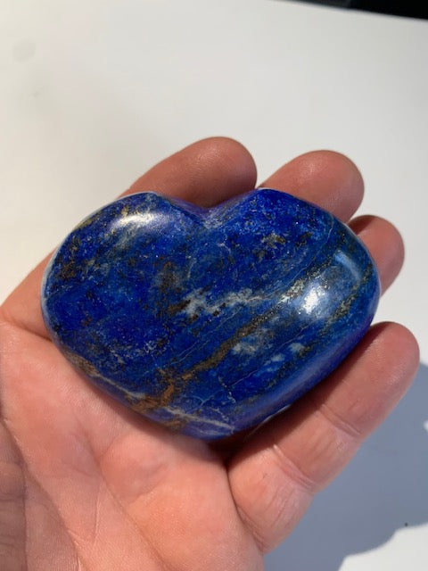 Lapis lazuli heart size L: 73 x 58 x 27 centimeters - 162.3 gr. Beautiful natural golden pyrite veins!