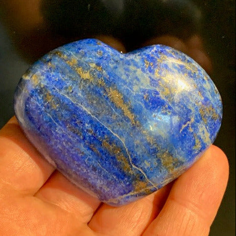 Coeur en lapis lazuli de taille L : 73 x 58 x 27 centimètres - 162,3 gr. De belles veines de pyrite dorée naturelles !