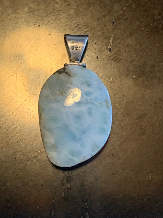 Larimar, pendentif en Argent de 30 mm de hauteur x 16 de largeur x 7 d'épaisseur. Vendu avec cordon réglable de couleur noire offert !