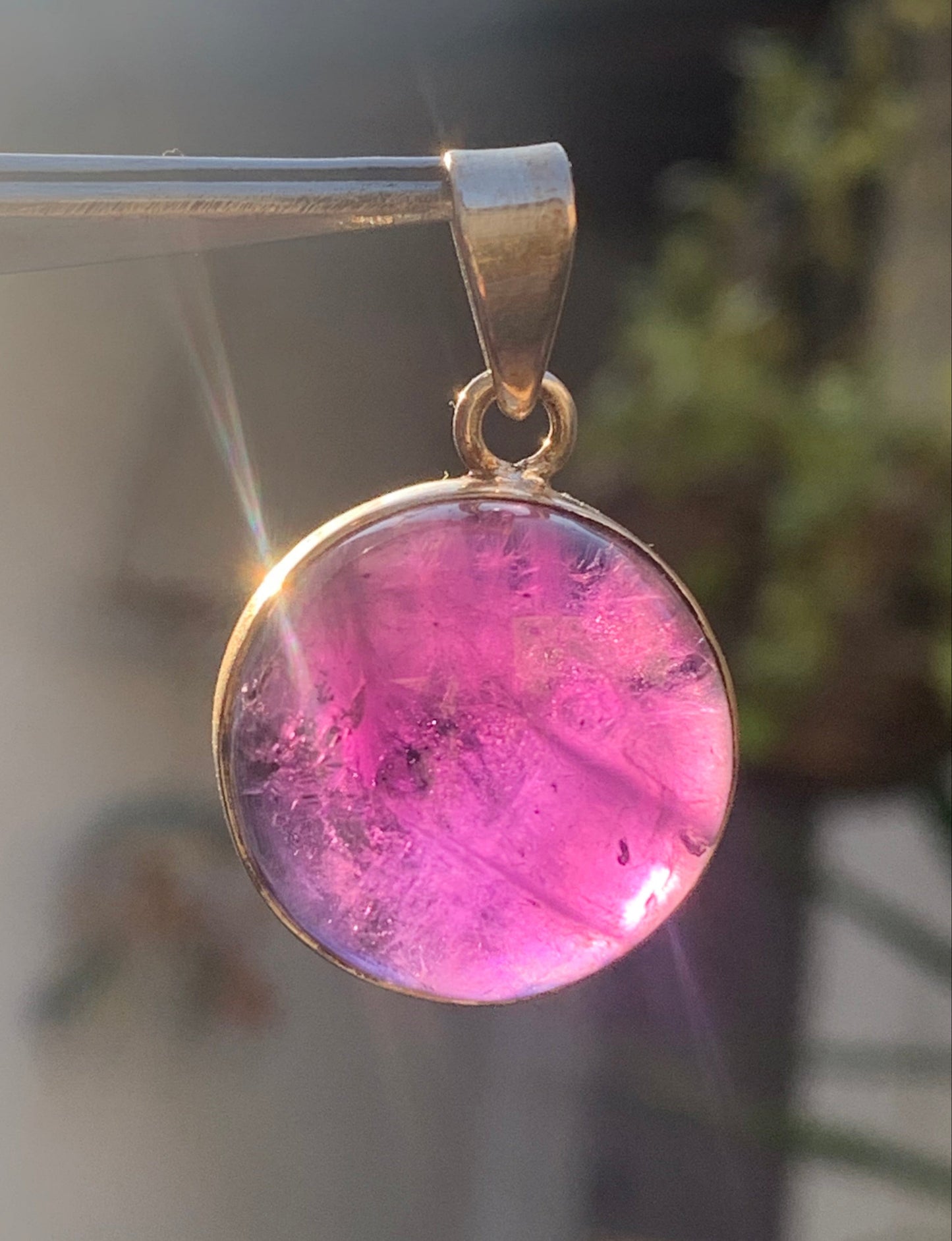 Améthyste, pendentif en Argent de 34 mm de hauteur x 22 de largeur x 10 d'épaisseur. Vendu avec cordon réglable de couleur noire offert !