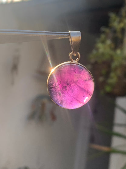 Améthyste, pendentif en Argent de 34 mm de hauteur x 22 de largeur x 10 d'épaisseur. Vendu avec cordon réglable de couleur noire offert !