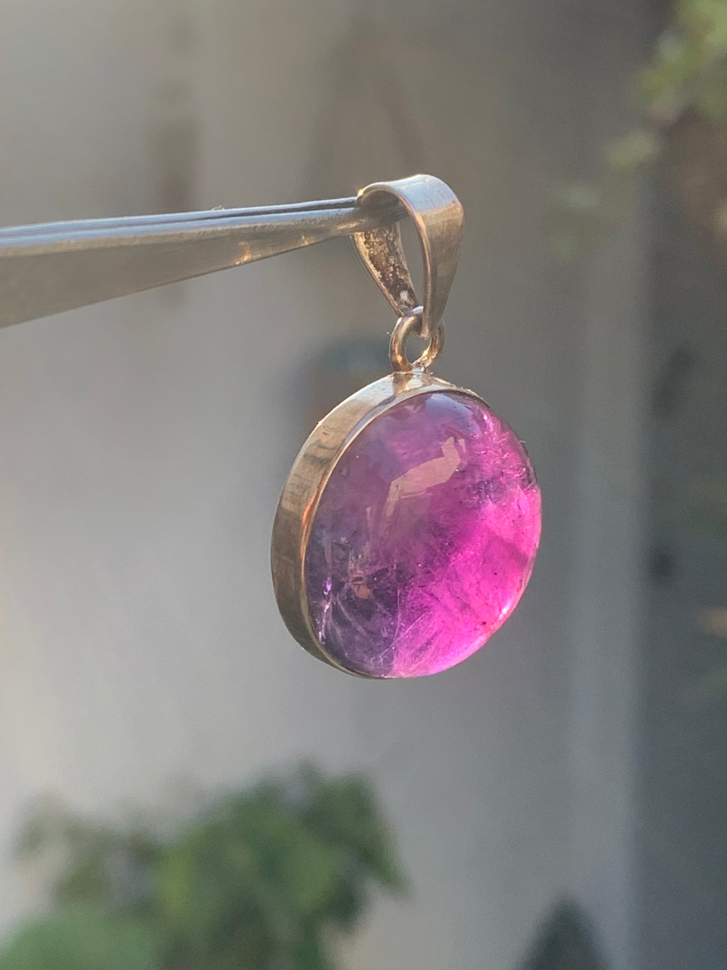 Améthyste, pendentif en Argent de 34 mm de hauteur x 22 de largeur x 10 d'épaisseur. Vendu avec cordon réglable de couleur noire offert !