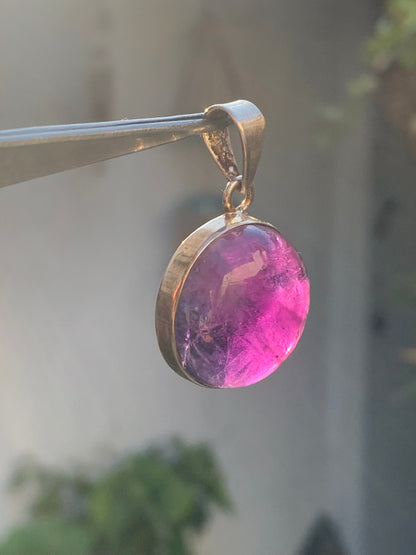 Améthyste, pendentif en Argent de 34 mm de hauteur x 22 de largeur x 10 d'épaisseur. Vendu avec cordon réglable de couleur noire offert !