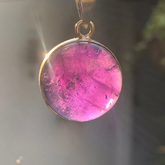 Améthyste, pendentif en Argent de 34 mm de hauteur x 22 de largeur x 10 d'épaisseur. Vendu avec cordon réglable de couleur noire offert !