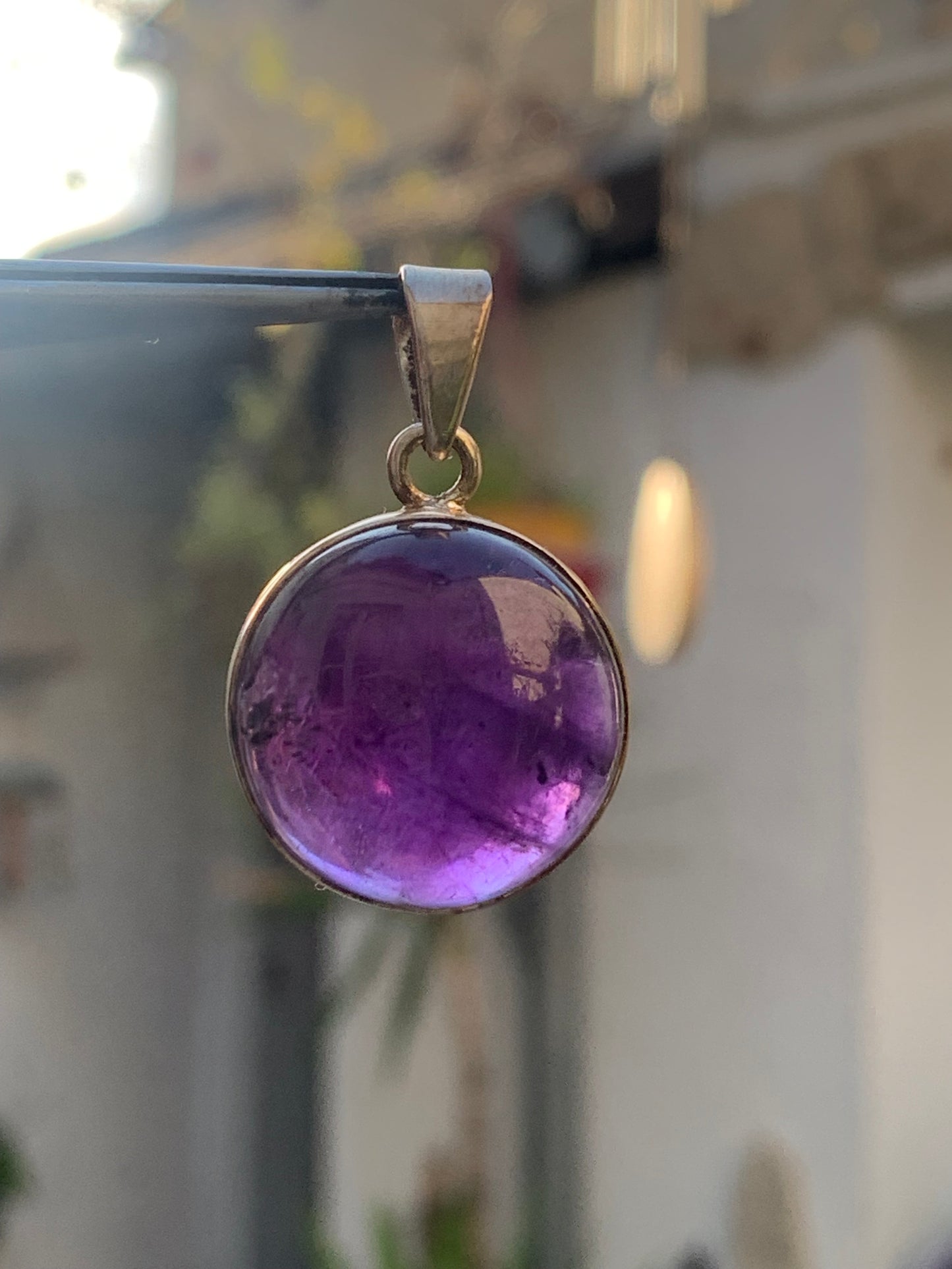 Améthyste, pendentif en Argent de 34 mm de hauteur x 22 de largeur x 10 d'épaisseur. Vendu avec cordon réglable de couleur noire offert !