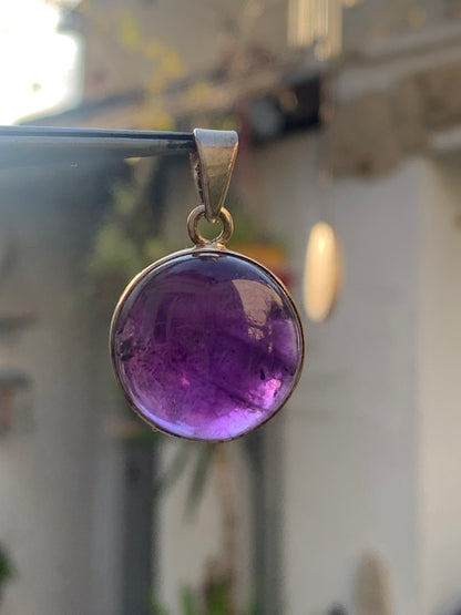 Améthyste, pendentif en Argent de 34 mm de hauteur x 22 de largeur x 10 d'épaisseur. Vendu avec cordon réglable de couleur noire offert !