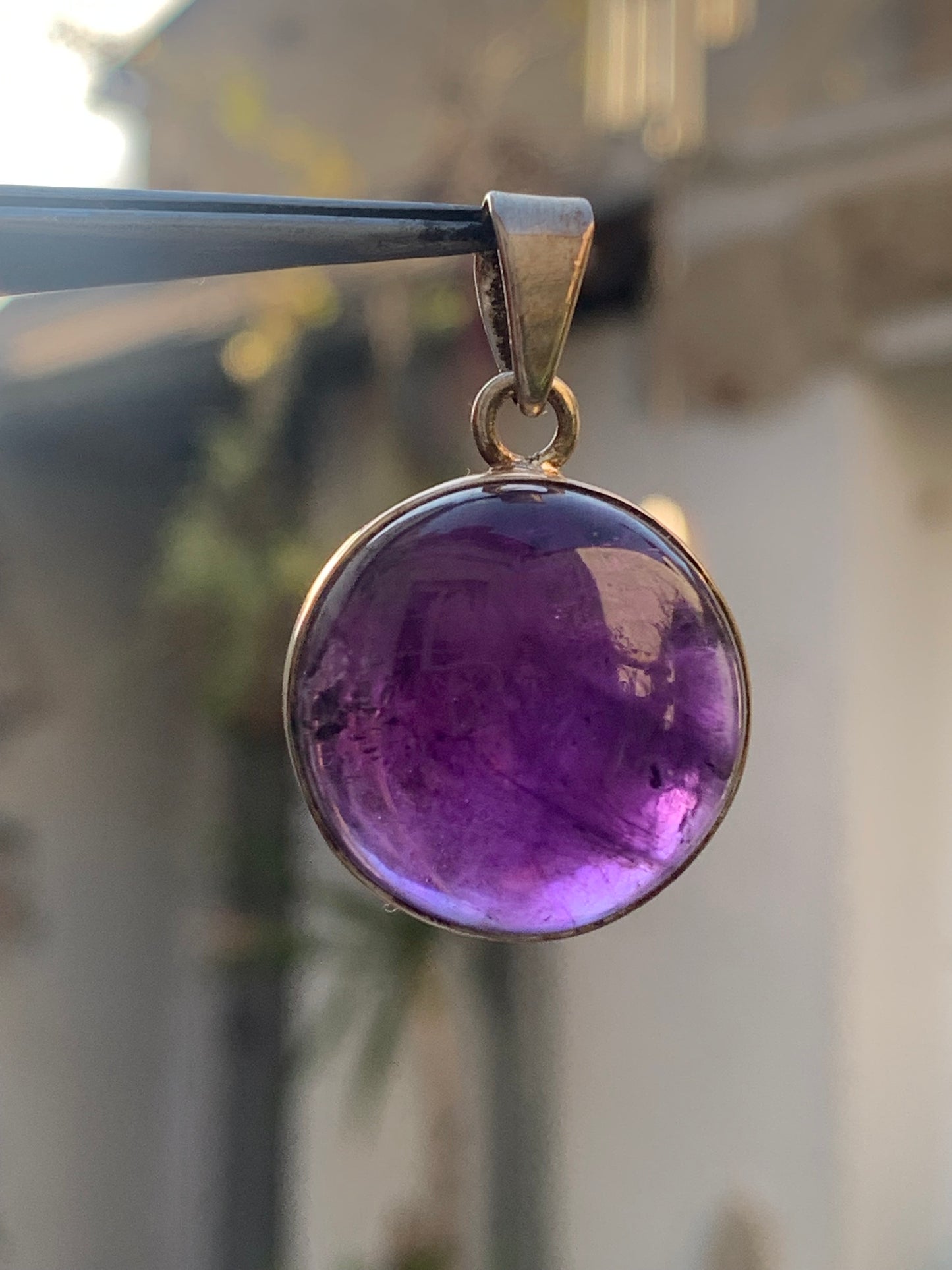 Améthyste, pendentif en Argent de 34 mm de hauteur x 22 de largeur x 10 d'épaisseur. Vendu avec cordon réglable de couleur noire offert !