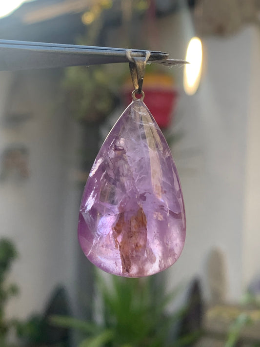 Améthyste, pendentif 'goutte' de 42mm de hauteur x 20 de largeur x 11 d'épaisseur. Vendu avec cordon réglable de couleur noire offert !