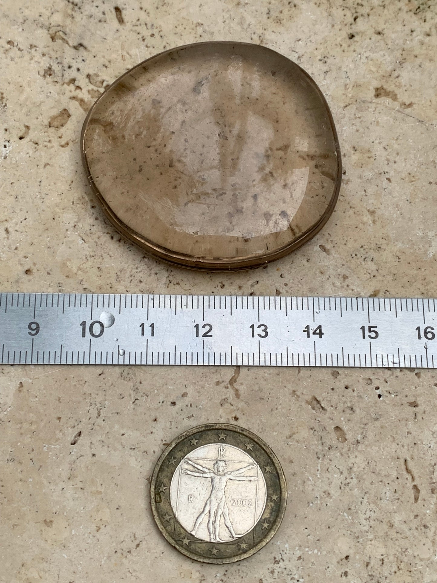 Cristal de Roche Fumé / Quartz fumé – galet de ± 48 mm (H) × 45 × 11 mm – 37,4 g !