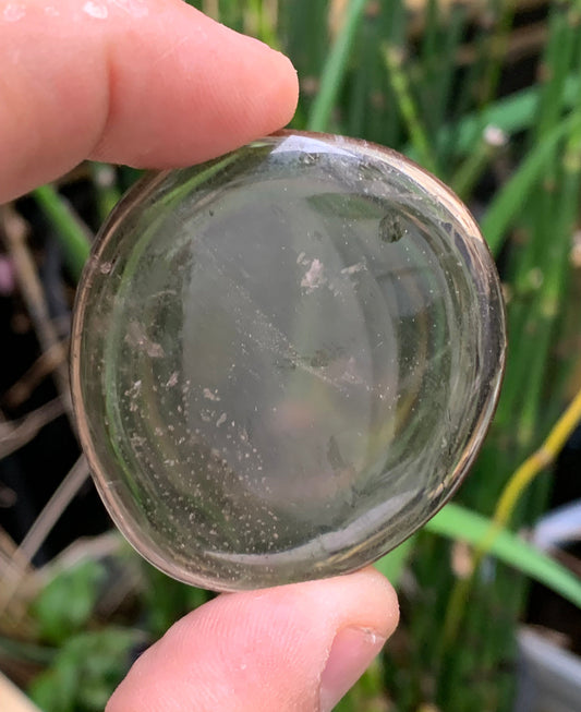 Cristal de Roche Fumé / Quartz fumé – galet de ± 48 mm (H) × 45 × 11 mm – 37,4 g !