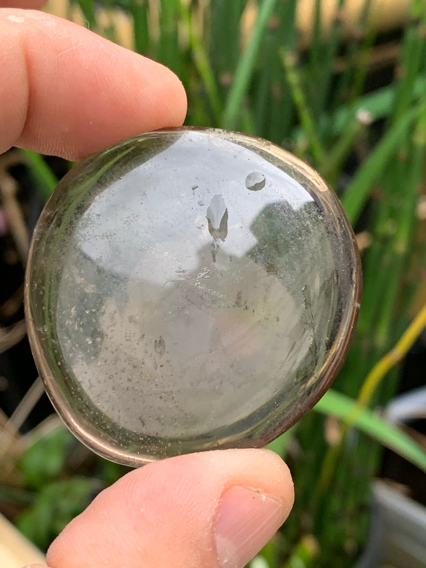 Cristal de Roche Fumé / Quartz fumé – galet de ± 48 mm (H) × 45 × 11 mm – 37,4 g !