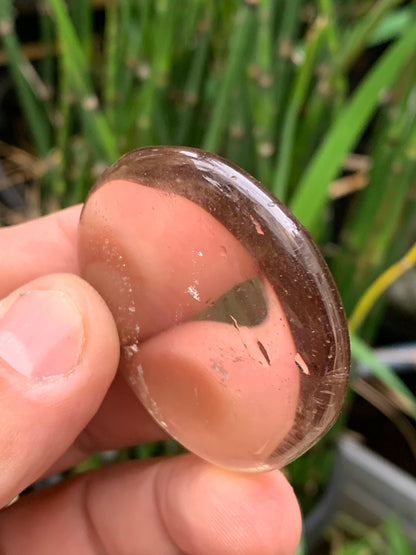 Cristal de Roche Fumé / Quartz fumé – galet de ± 48 mm (H) × 45 × 11 mm – 37,4 g !