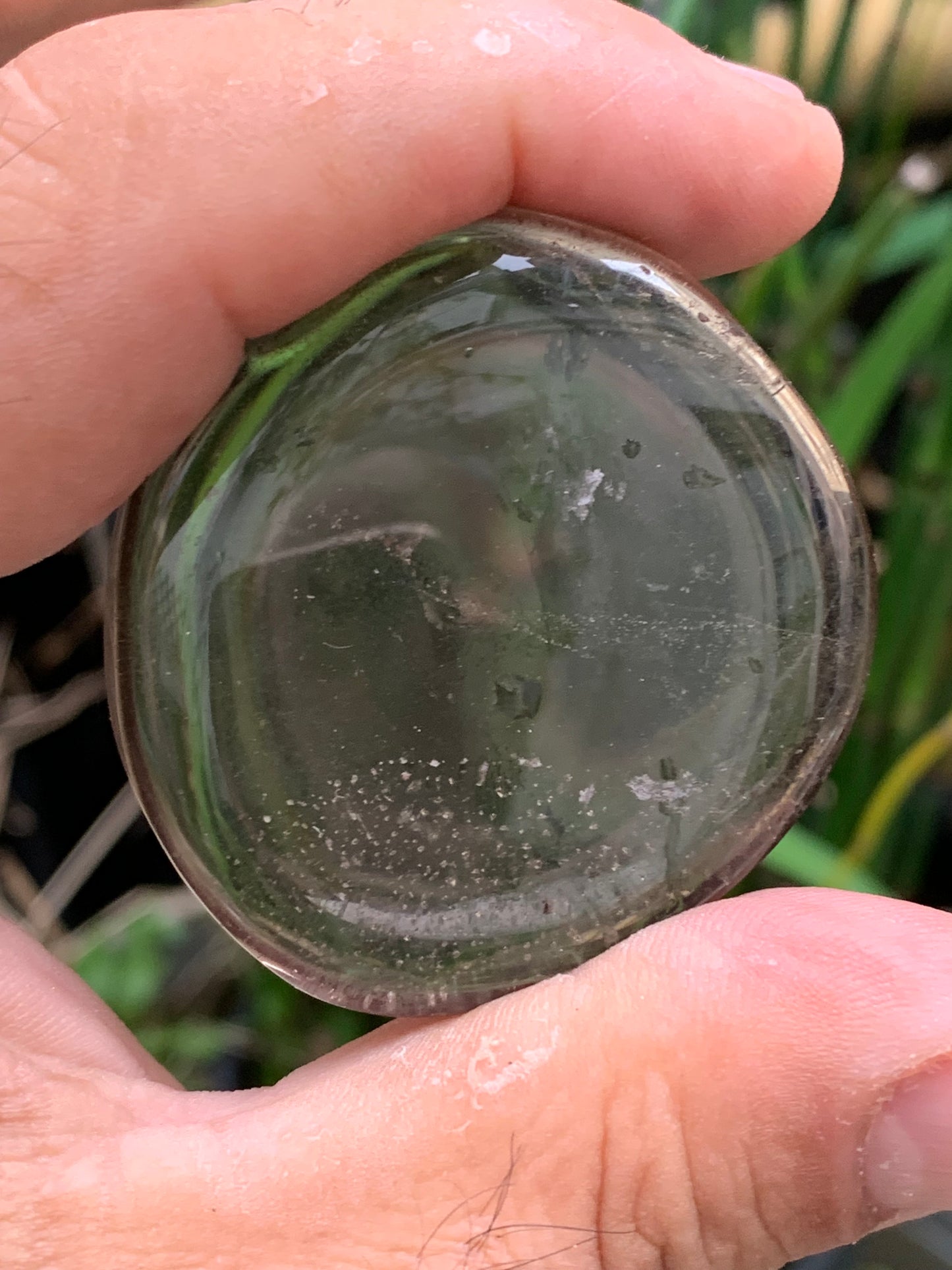 Cristal de Roche Fumé / Quartz fumé – galet de ± 48 mm (H) × 45 × 11 mm – 37,4 g !