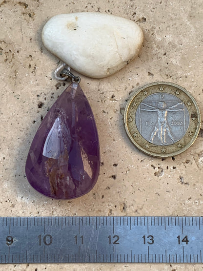 Améthyste, pendentif 'goutte' de 42mm de hauteur x 20 de largeur x 11 d'épaisseur. Vendu avec cordon réglable de couleur noire offert !