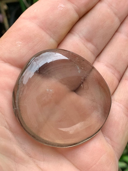 Cristal de Roche Fumé / Quartz fumé – galet de ± 48 mm (H) × 45 × 11 mm – 37,4 g !