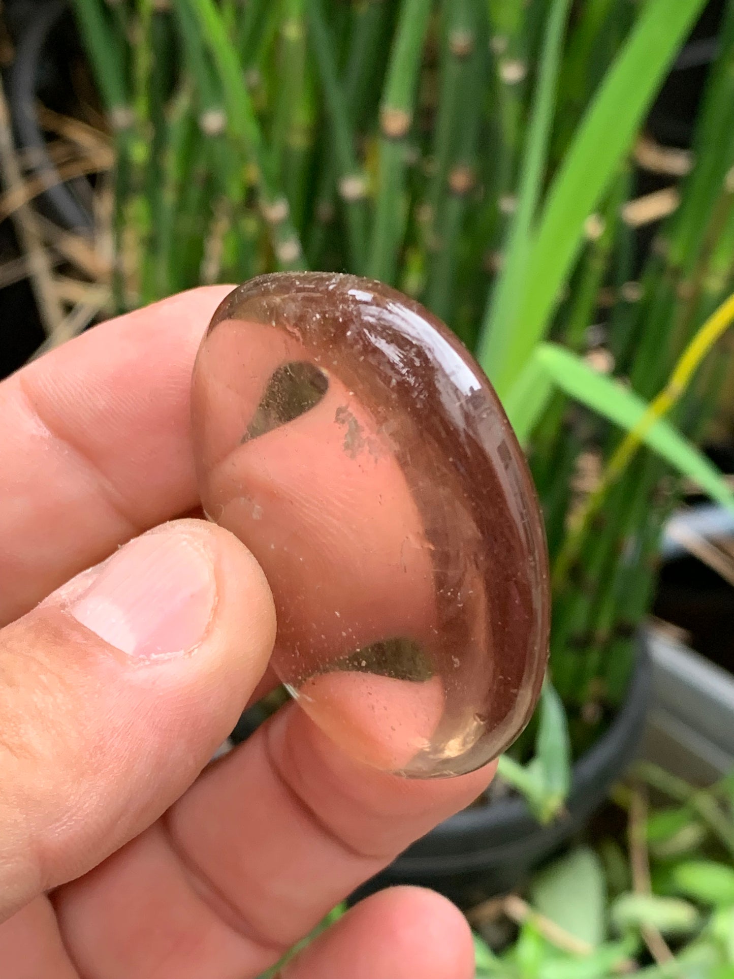 Cristal de Roche Fumé / Quartz fumé – galet de ± 48 mm (H) × 45 × 11 mm – 37,4 g !