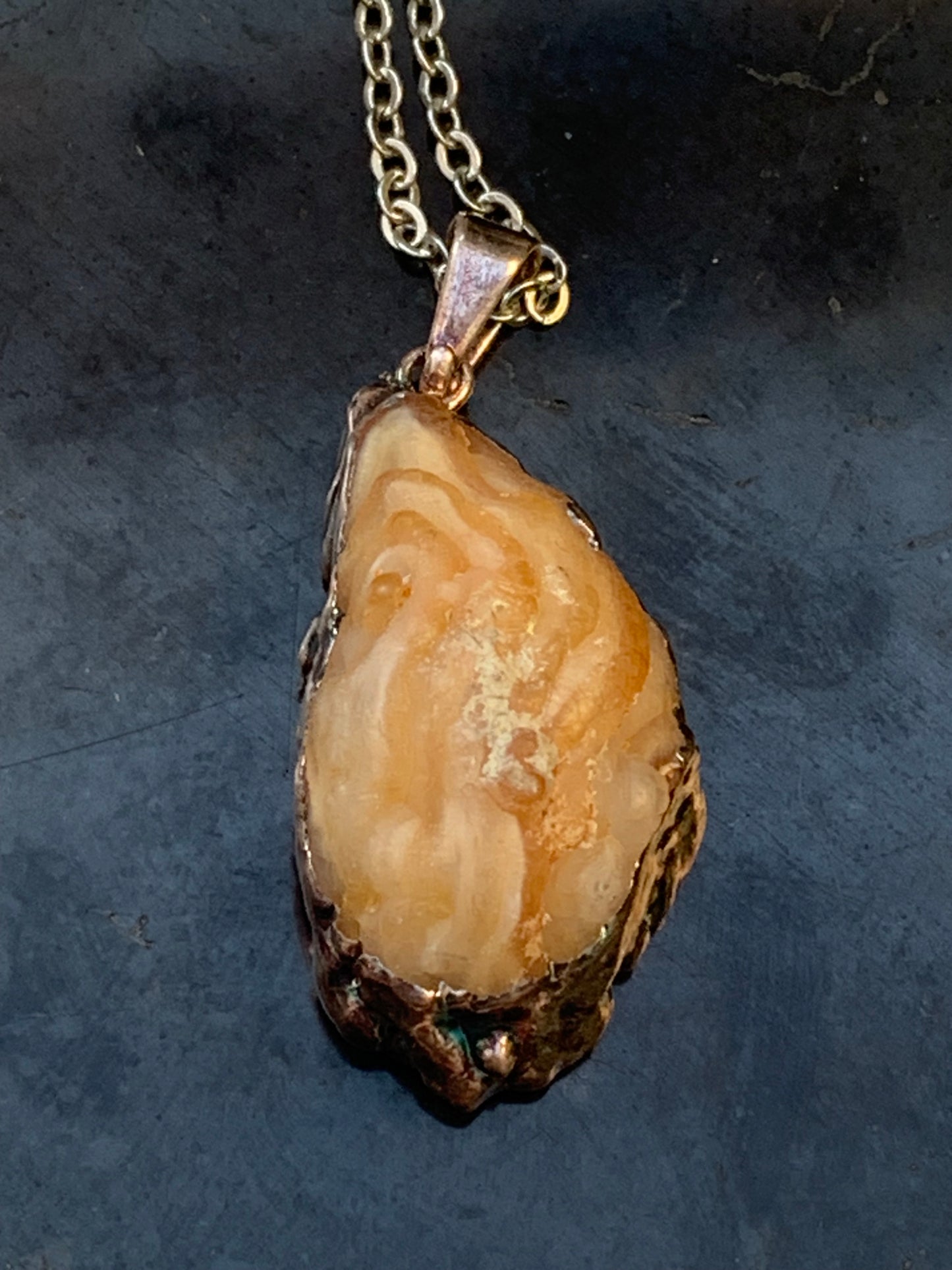 Améthyste et Agate, pendentif 'mini-géode' dit 'geodinhos', de 42mm de hauteur x 18 x 14. Vendu avec cordon noir réglable offert !