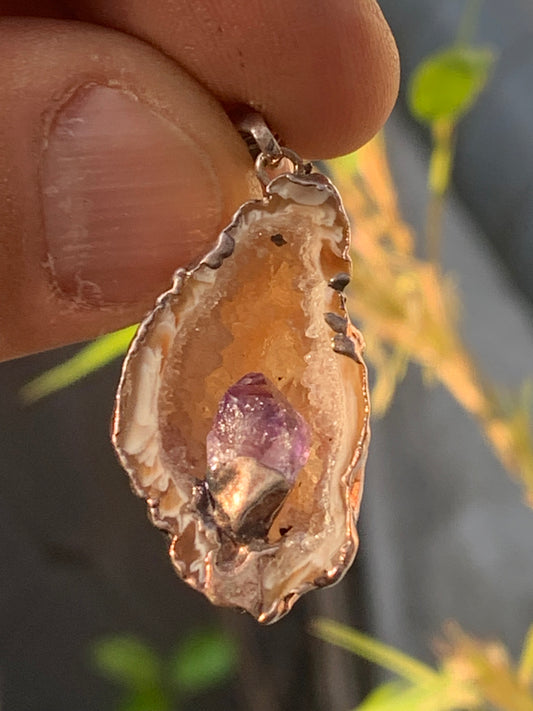 Améthyste et Agate, pendentif 'mini-géode' dit 'geodinhos', de 42mm de hauteur x 18 x 14. Vendu avec cordon noir réglable offert !