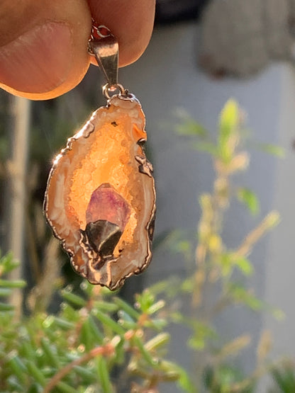 Améthyste et Agate, pendentif 'mini-géode' dit 'geodinhos', de 42mm de hauteur x 18 x 14. Vendu avec cordon noir réglable offert !