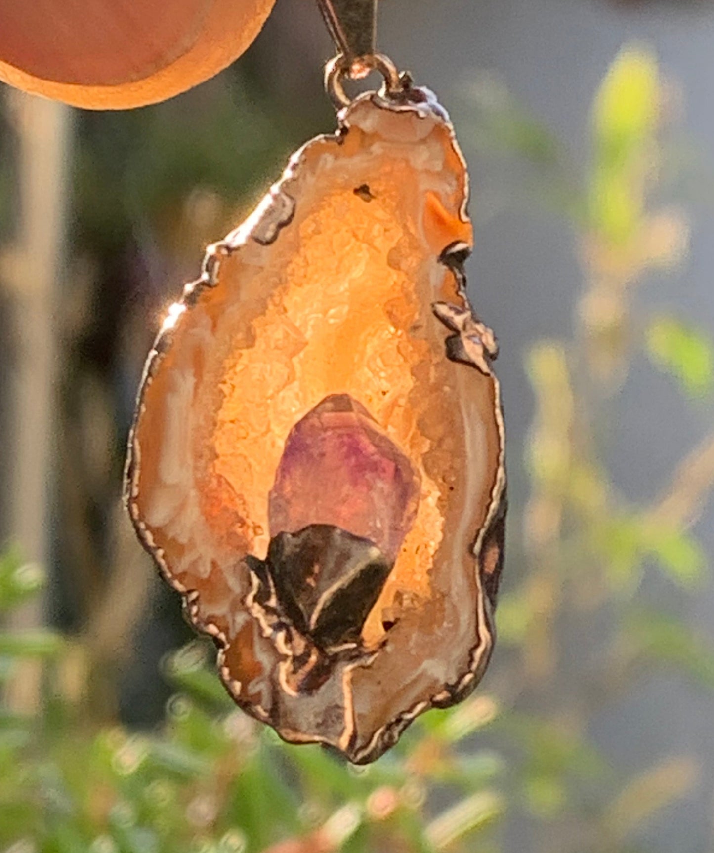 Améthyste et Agate, pendentif 'mini-géode' dit 'geodinhos', de 42mm de hauteur x 18 x 14. Vendu avec cordon noir réglable offert !