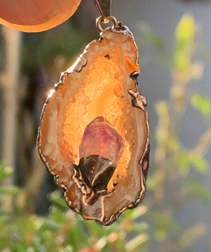 Améthyste et Agate, pendentif 'mini-géode' dit 'geodinhos', de 42mm de hauteur x 18 x 14. Vendu avec cordon noir réglable offert !