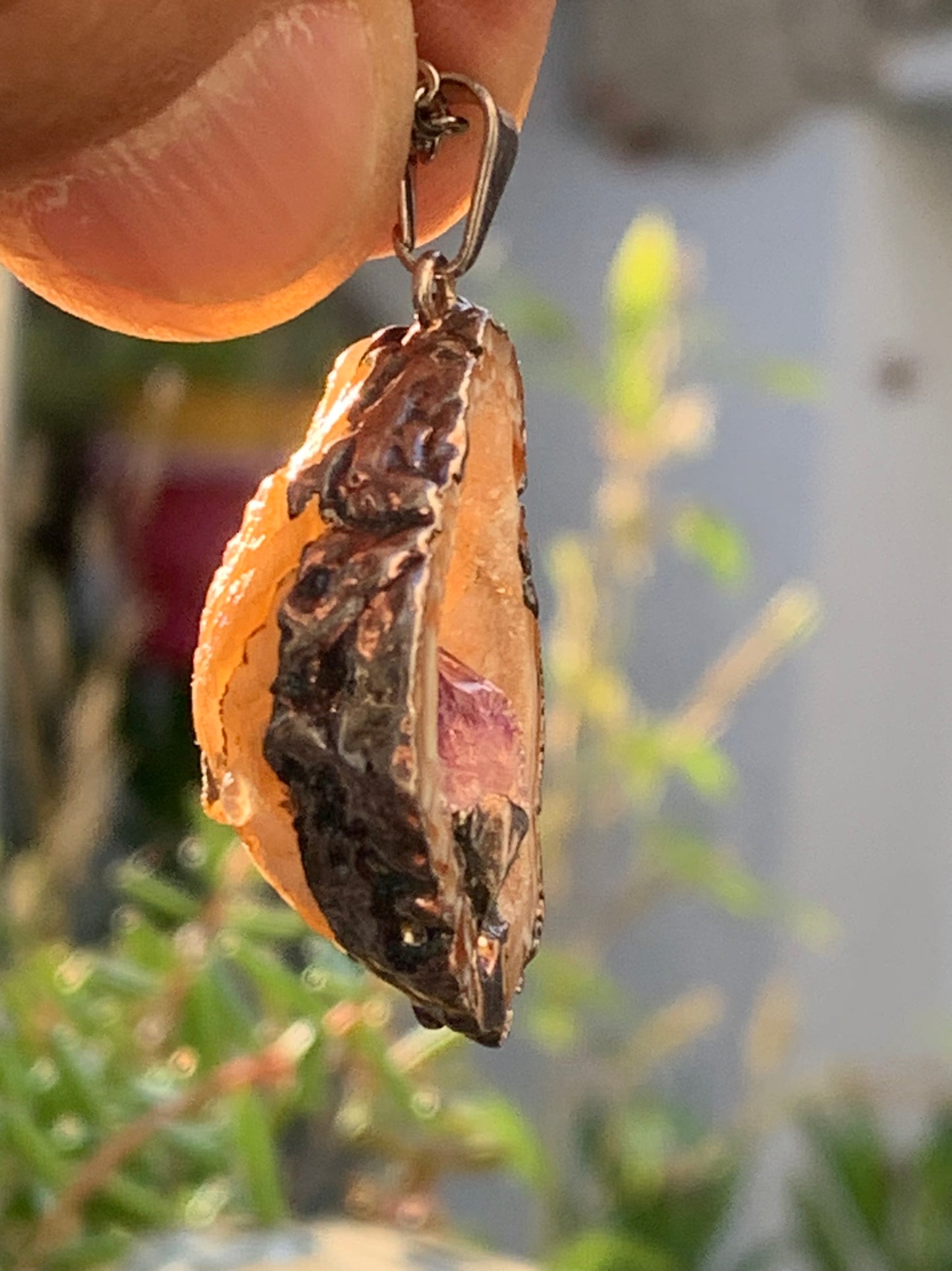 Améthyste et Agate, pendentif 'mini-géode' dit 'geodinhos', de 42mm de hauteur x 18 x 14. Vendu avec cordon noir réglable offert !
