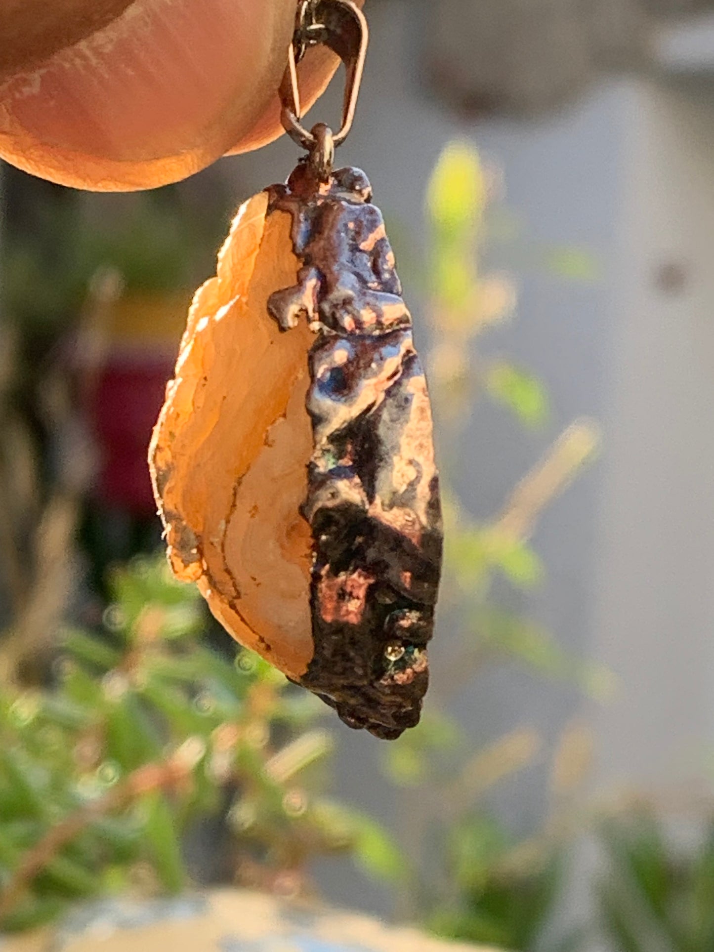 Améthyste et Agate, pendentif 'mini-géode' dit 'geodinhos', de 42mm de hauteur x 18 x 14. Vendu avec cordon noir réglable offert !