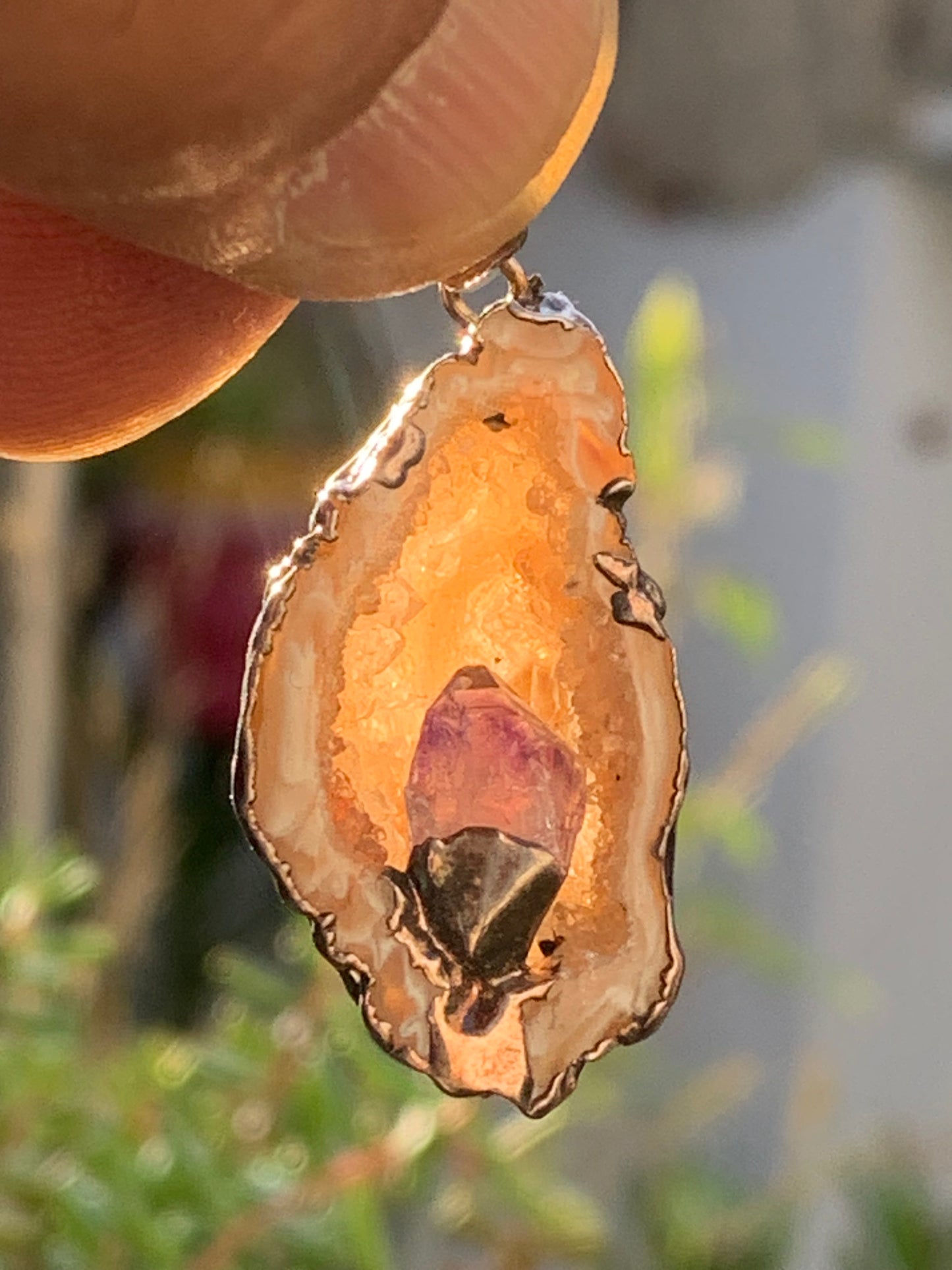 Améthyste et Agate, pendentif 'mini-géode' dit 'geodinhos', de 42mm de hauteur x 18 x 14. Vendu avec cordon noir réglable offert !